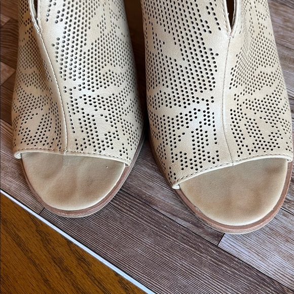Vince Camuto Tan Perforated Sandals - Picture 3 of 8